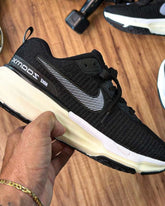 Tênis Air ZoomX Invencible Run 3 - Preto/Branco